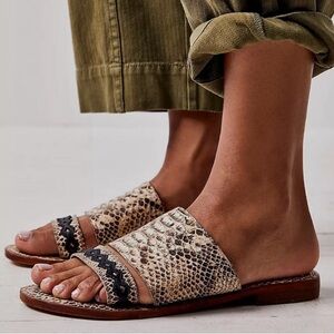 🔖 FREE PEOPLE Saturday Sandal Slip on Slide on Snake Tan Black